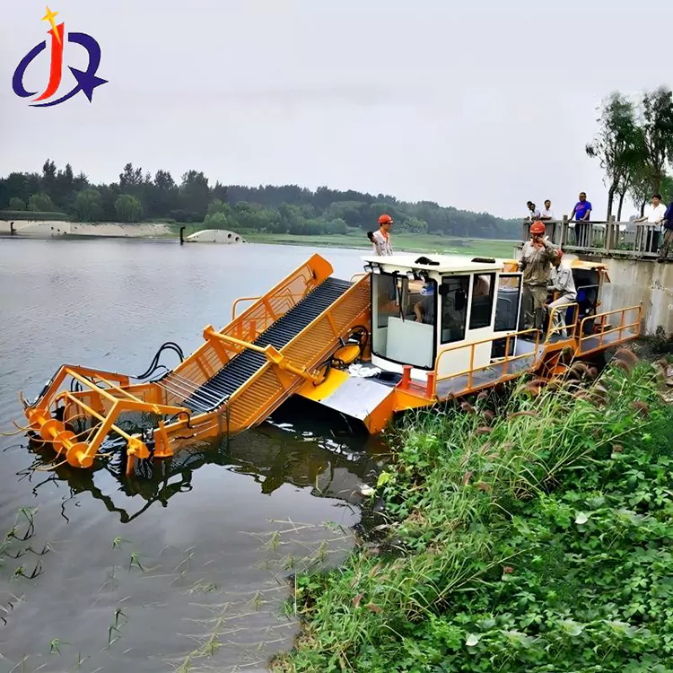 I-Hyacinth kanye ne-Duckweed Cutter Boat